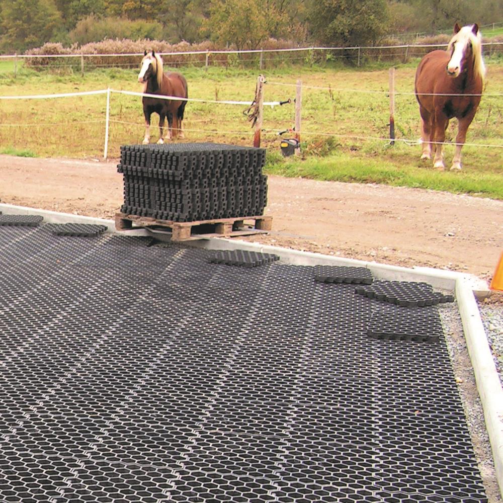 Paddockplatten aus hanit®, hochstabile Pferde Paddock Befestigung, schwarz