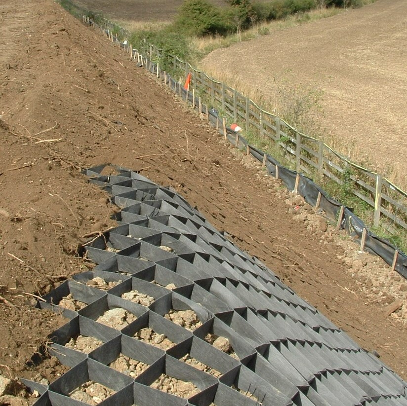 TERRAM Geozellen: Hangbefestigung und Erosionsschutz bis 45° Neigung