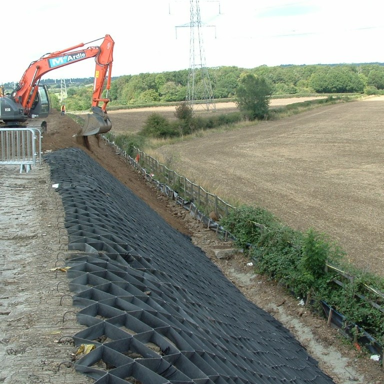 TERRAM Geozelle 25/10 (5 x 7m): Erosionsschutz für Böschungen bis 33° Hangneigung